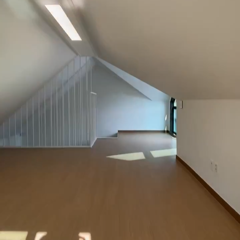 3층 다락방 구조로, 밖에는 옥상이 2개가 있어 화분에 화초나 , 채소를 심어서 키울수도 있어요