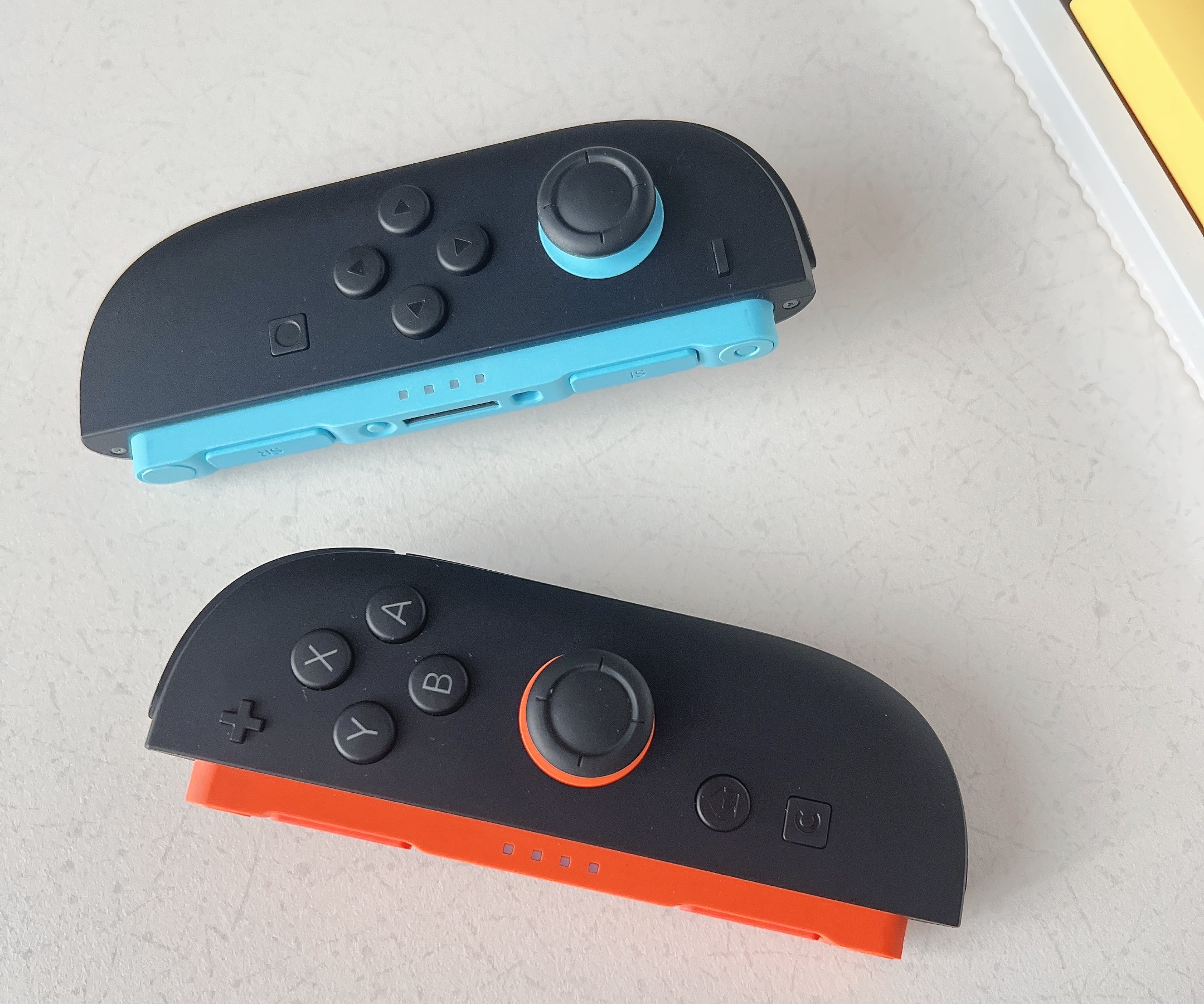 본체에서 분리된 조이콘과 마그네틱 접합부 사진