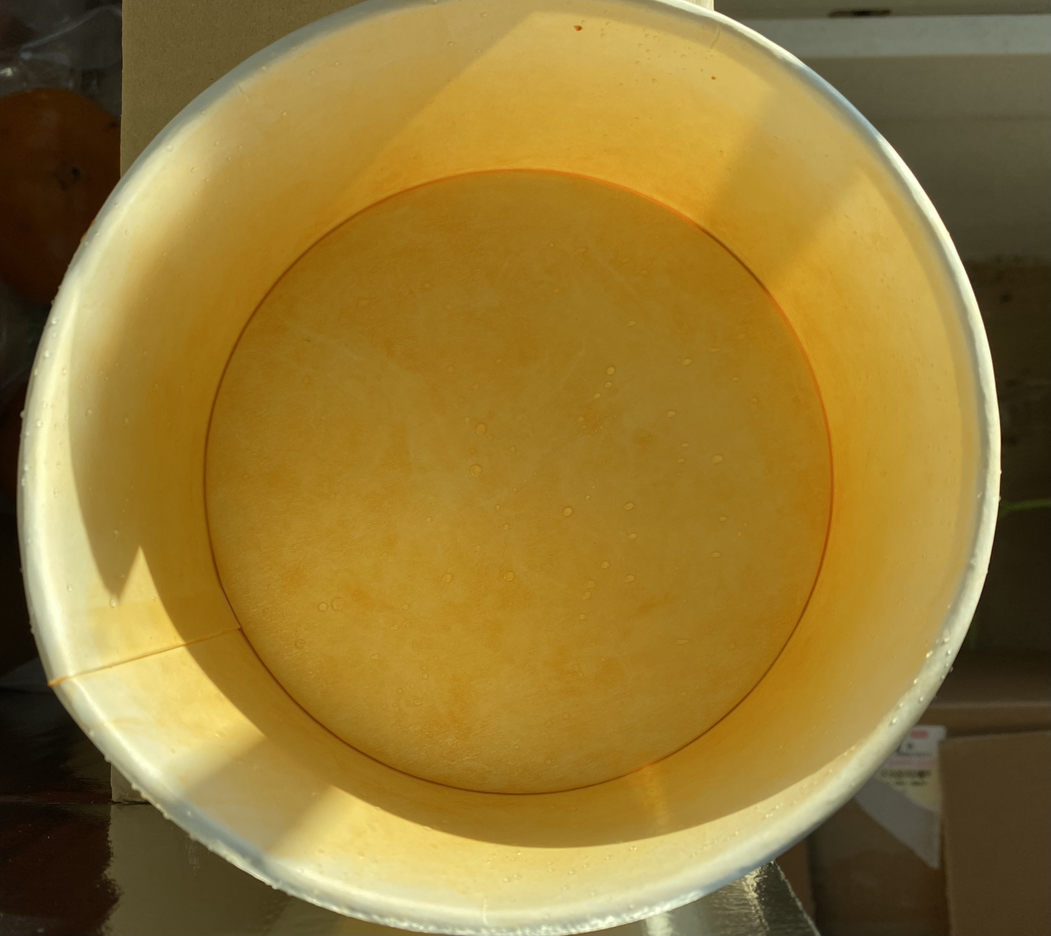 깨끗이 씻어서 빨갛게 된 용기 햇빛에 놔둔 사진