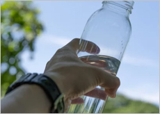 온열질환 예방법중 하나인 물을 마시는 이미지