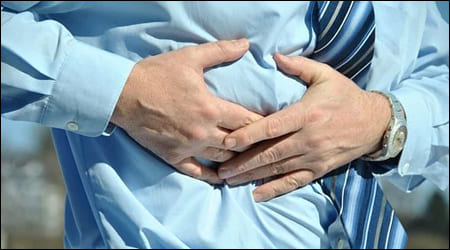 팔로 심장을 누르고 있는 남성