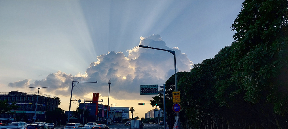 구름 뒤 유앱이 빛을 뿜뿜 뿜어내는 듯한 하늘 광채