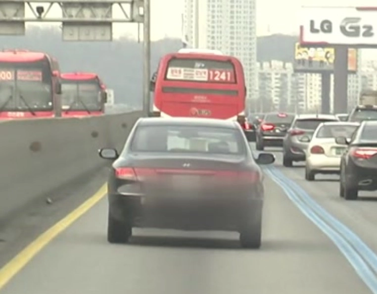 버스전용차로에-승용차가-불법으로-주행하고-있는-사진