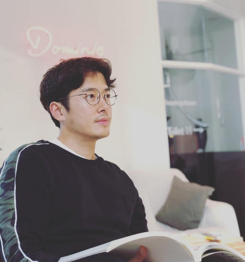 안경쓴남성-앉아있는모습