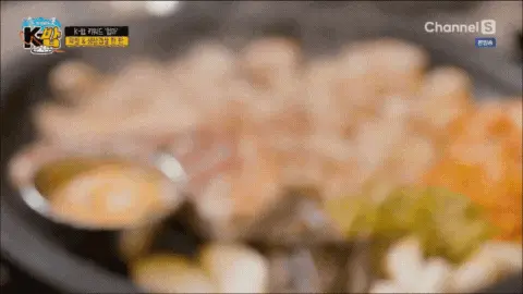 두-가지-고기가-한-판에서-맛있게-구워지는-모습