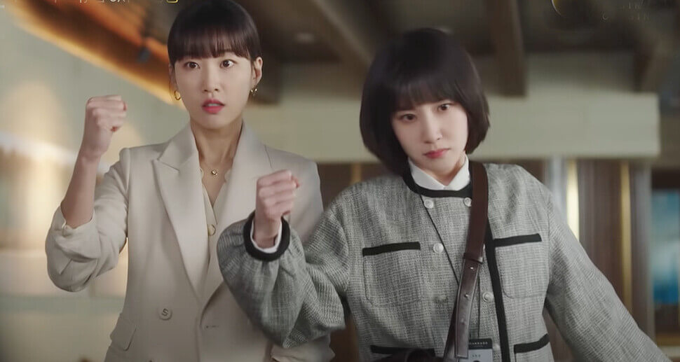 동료변호사와 화이팅을 외치고있는 우영우 변호사