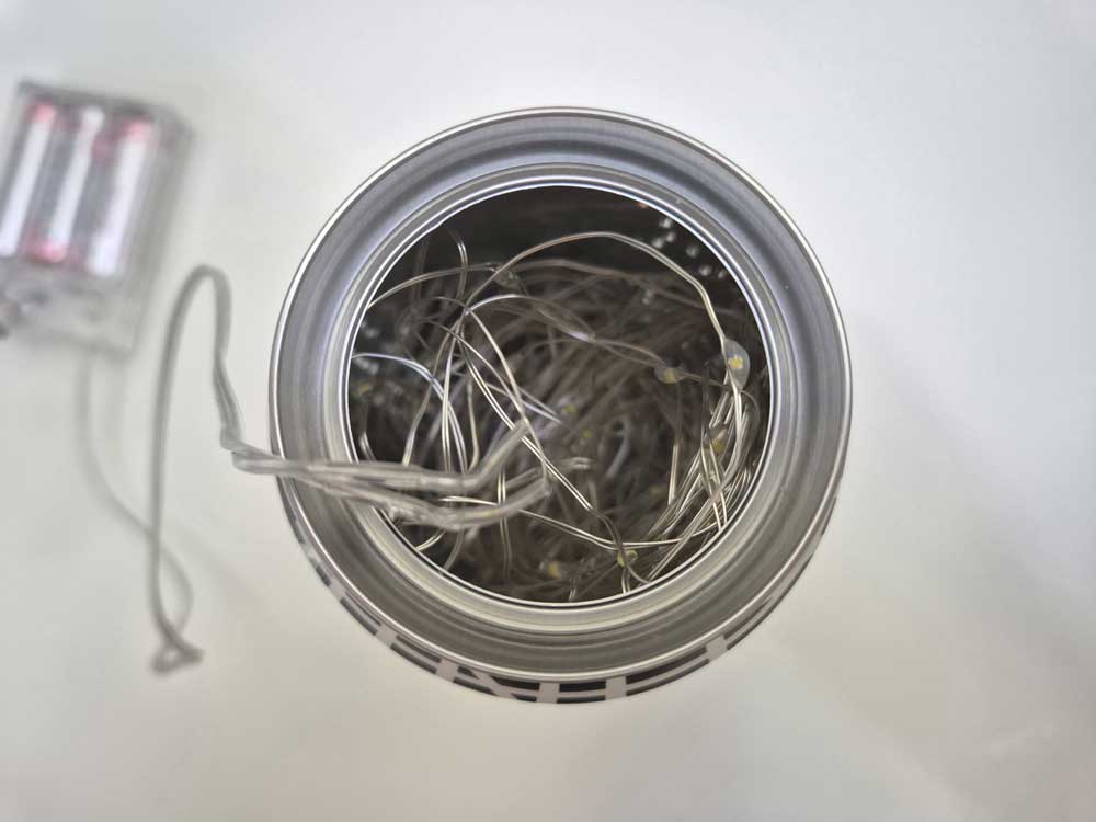 캔 속에 LED 와이어 전구를 넣은 사진