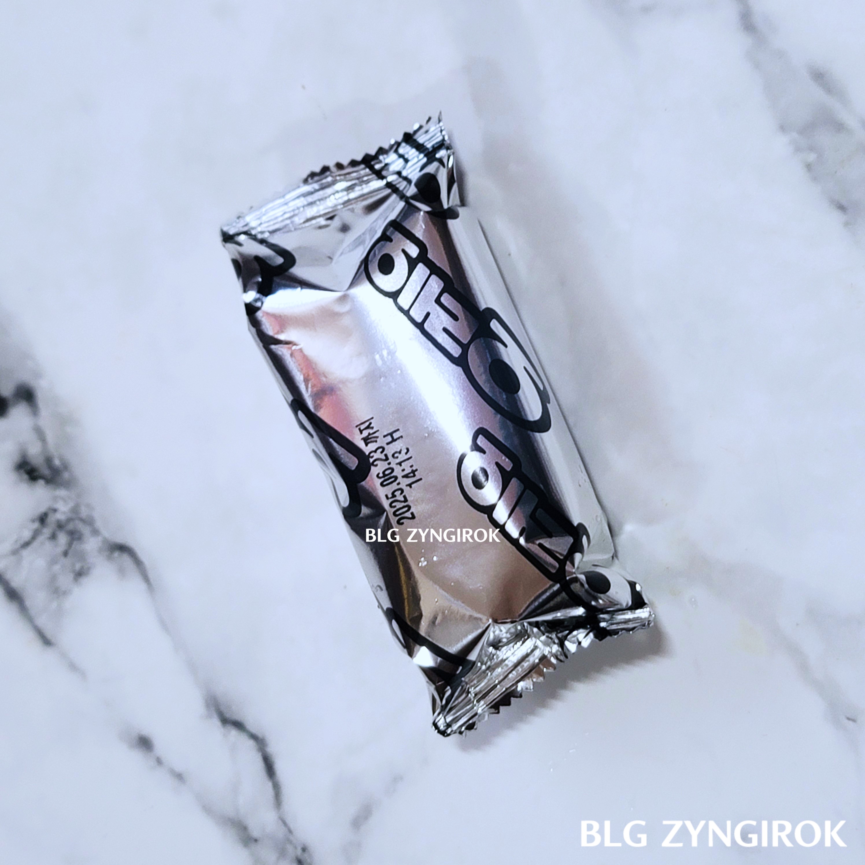 오레오 코카콜라 한 팩이 테이블 위에 놓여있다.