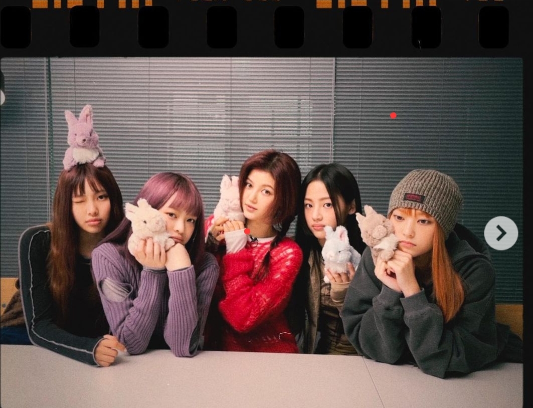 뉴진스 멤버들이 함께 실내에서 사진을 찍었다