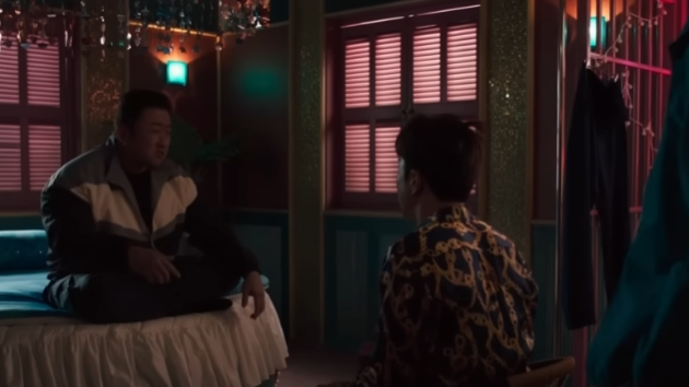 마석도가 모텔에서 심문하는 장면