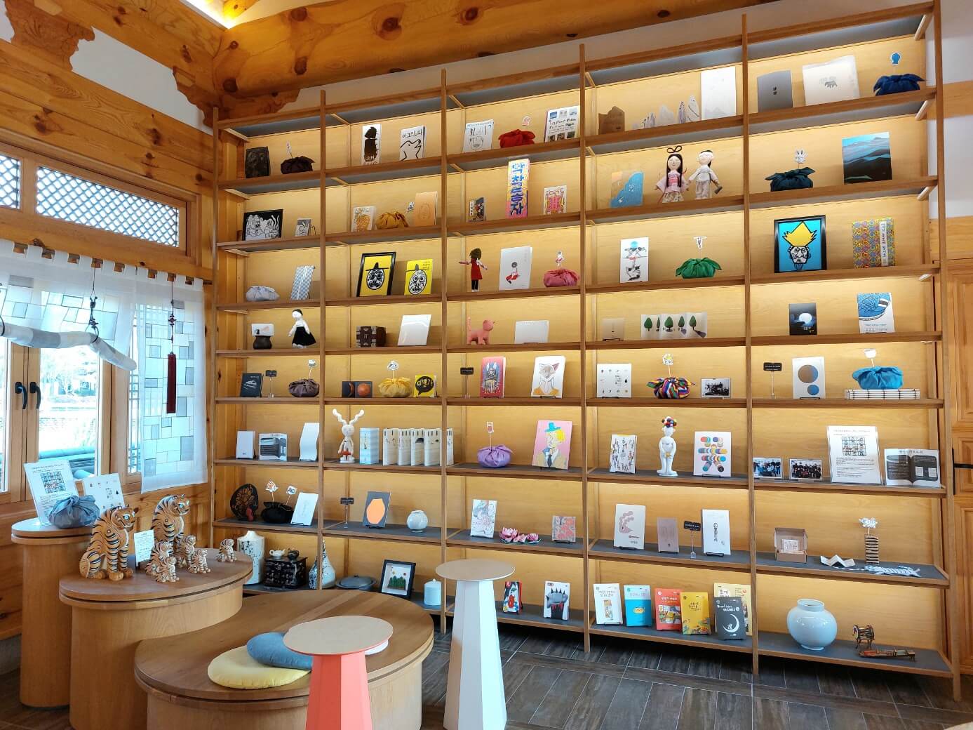 한옥 도서관 내부 모습