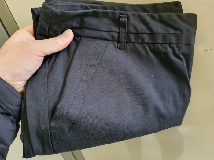 손에-들려있는-검은색-바지