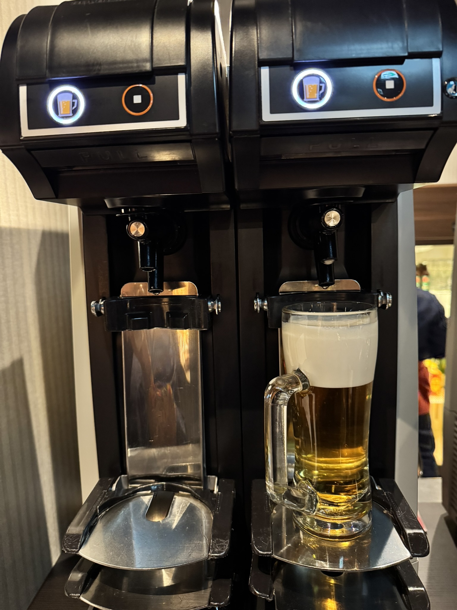 일본 기린(KIRIN) 이치방 시보리 자동 생맥주 디스펜서에서 맥주가 전용 잔에 완벽한 거품 비율로 담기고 있는 모습.