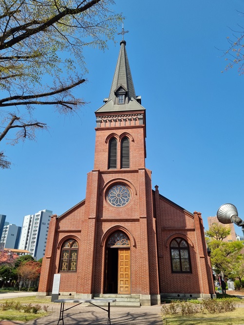 2023년 4월 9일 주님 부활 대축일에 찍은 약현성당 모습입니다.