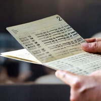 통장내역을-보고있는-사진