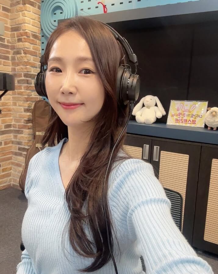 헤드셋을끼고있는-긴머리여성의모습