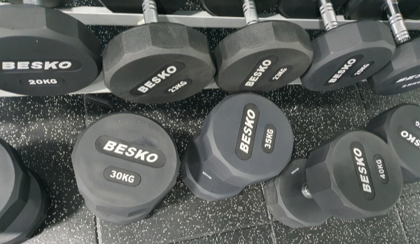 무게별로-놓여있는-아령들