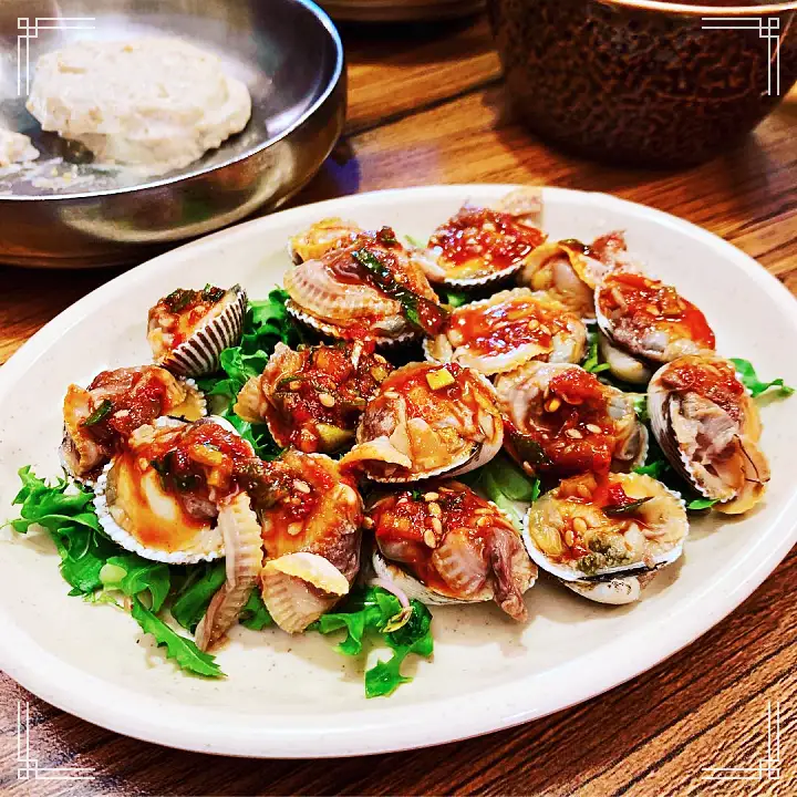 진심 가득 건강 담은 맛 시청역 북창동 맛집 추천 생방송투데이 약선 참게 연잎밥 전복 보리굴비 황태 떡갈비 한정식 게장과 메밀면의 만남! 게눈 감춘면 오늘방송 리얼 맛집