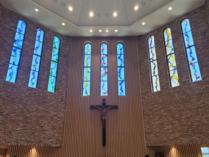 의정부 민락동성당 십자고상, 김인중 베드로 신부님의 스테인드글라스 유리화 작품 사진입니다.