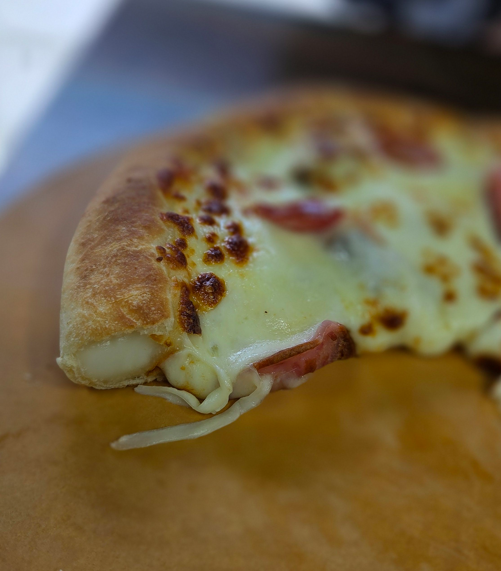 치즈크러스트피자 빵 끝에 꽉 찬 스트링치즈