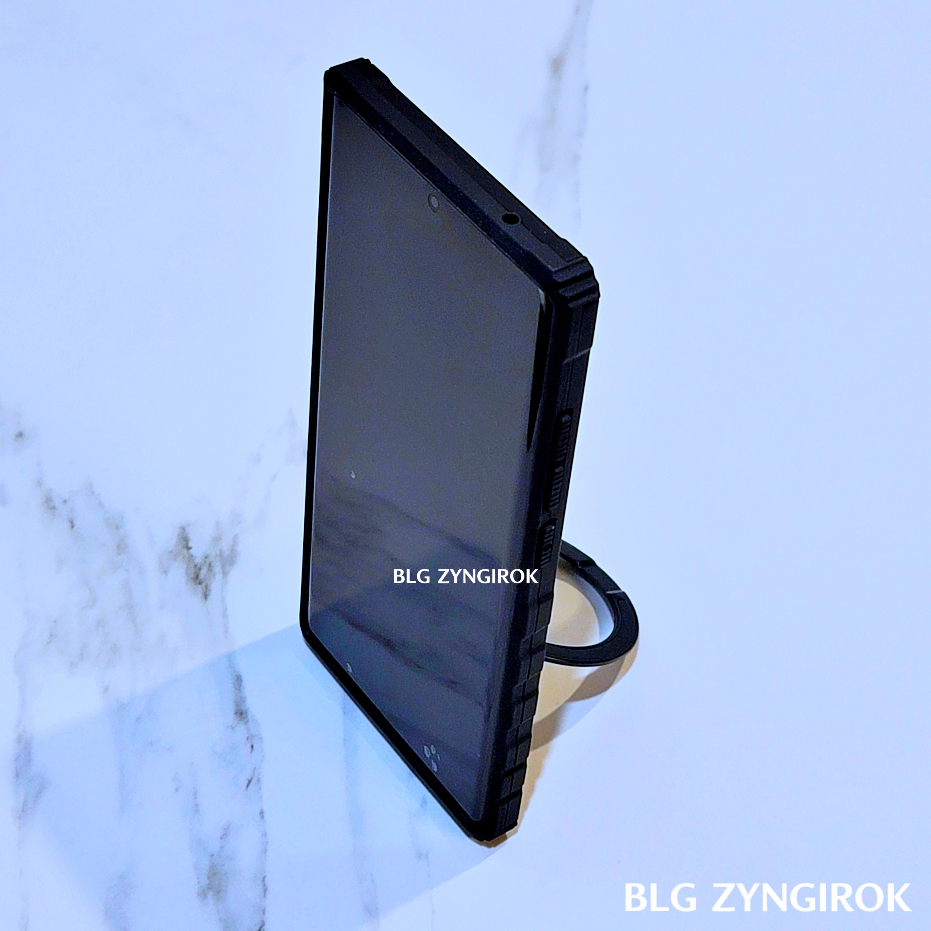 알리에서 구매한 삼성 갤럭시 노트20 울트라 케이스 - 케이스 장착 후 세로 거치한 모습이다.