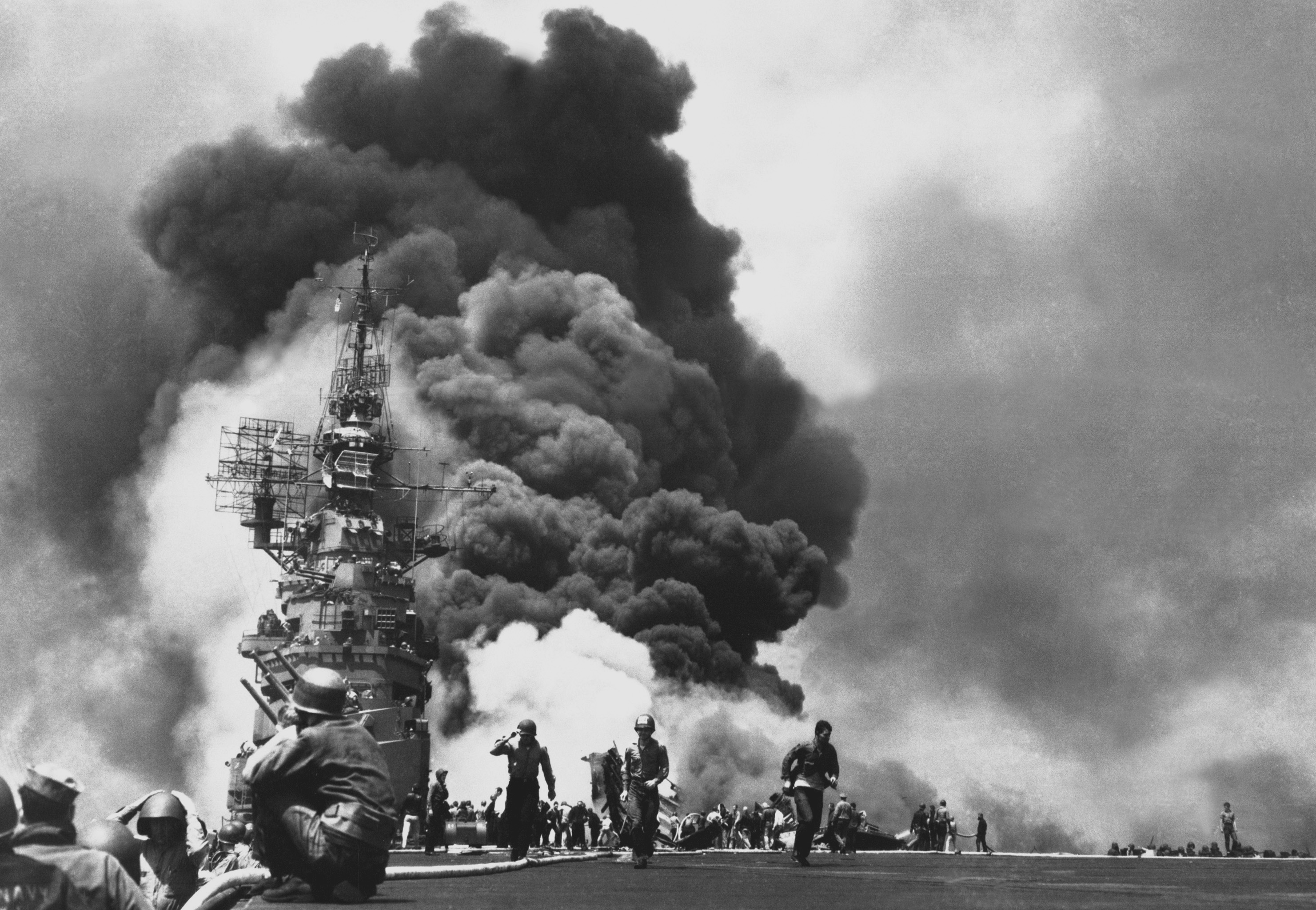 1945년 5월 11일 규슈 앞바다에서 USS 벙커힐(CV-17)이 30초 만에 카미카즈 두 대에 피격