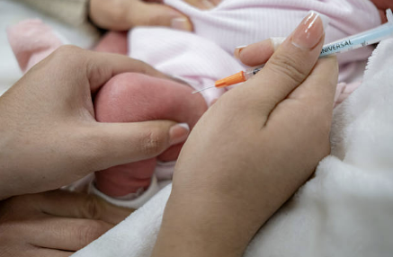 예방접종하는 아기