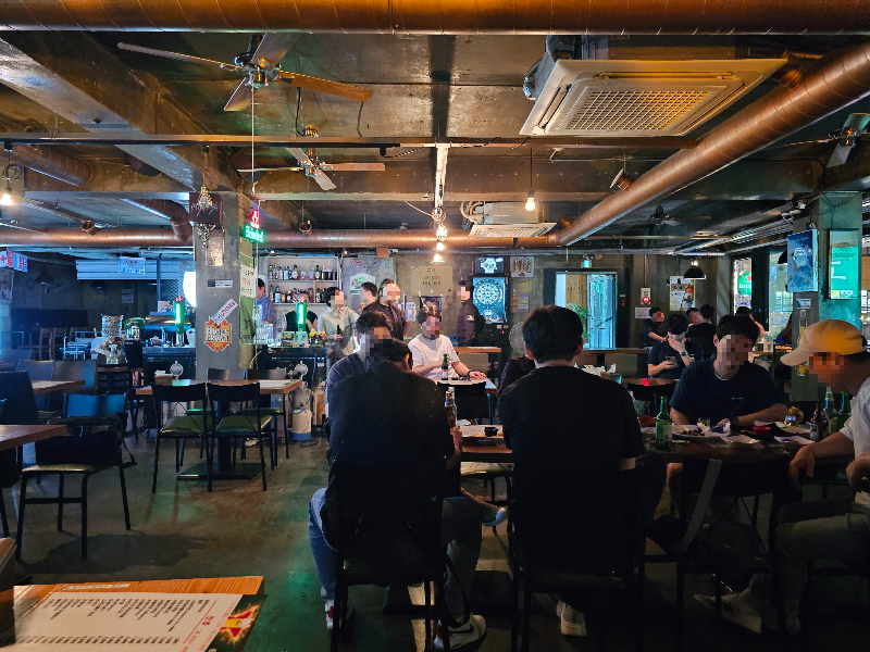 복작거리는 실내모습