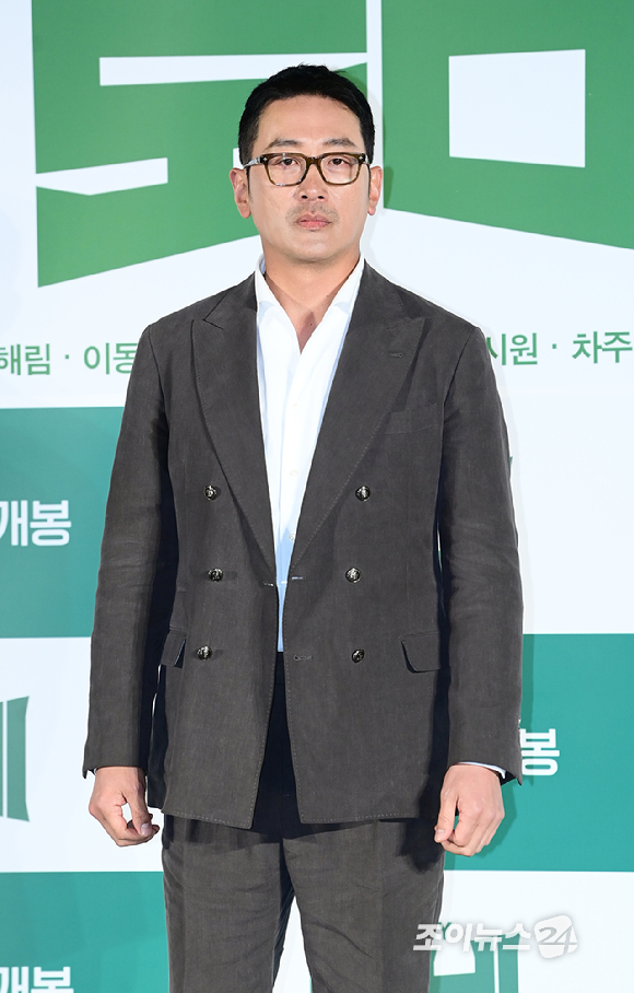 배우 하정우가 4일 오전 서울 광진구 자양동 롯데시네마 건대입구점에서 열린 영화 '로비'(감독 하정우) 제작보고회에 참석하고 있다. [사진=정소희 기자]