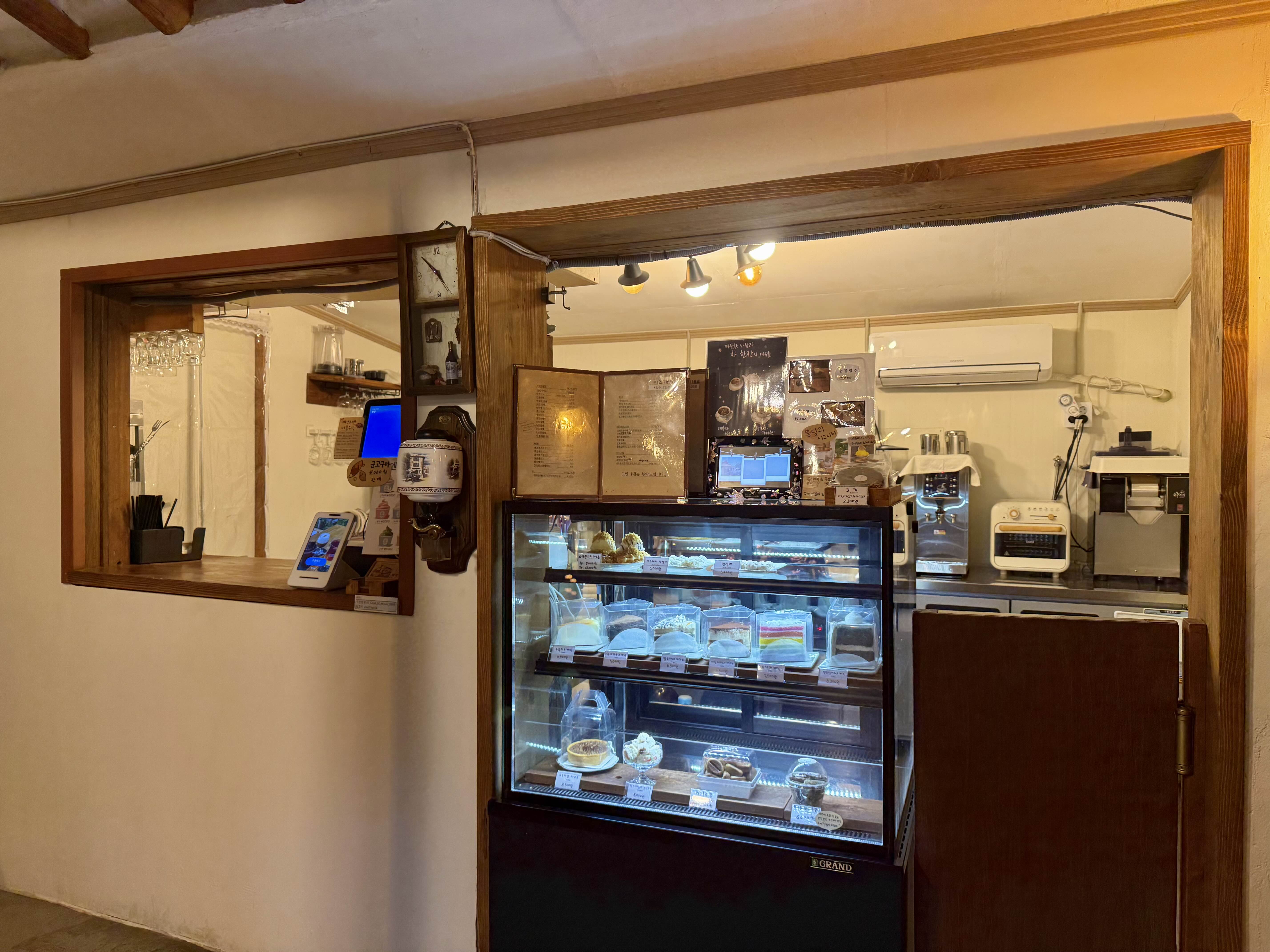 강화도 카페 봉당 카운터 이미지