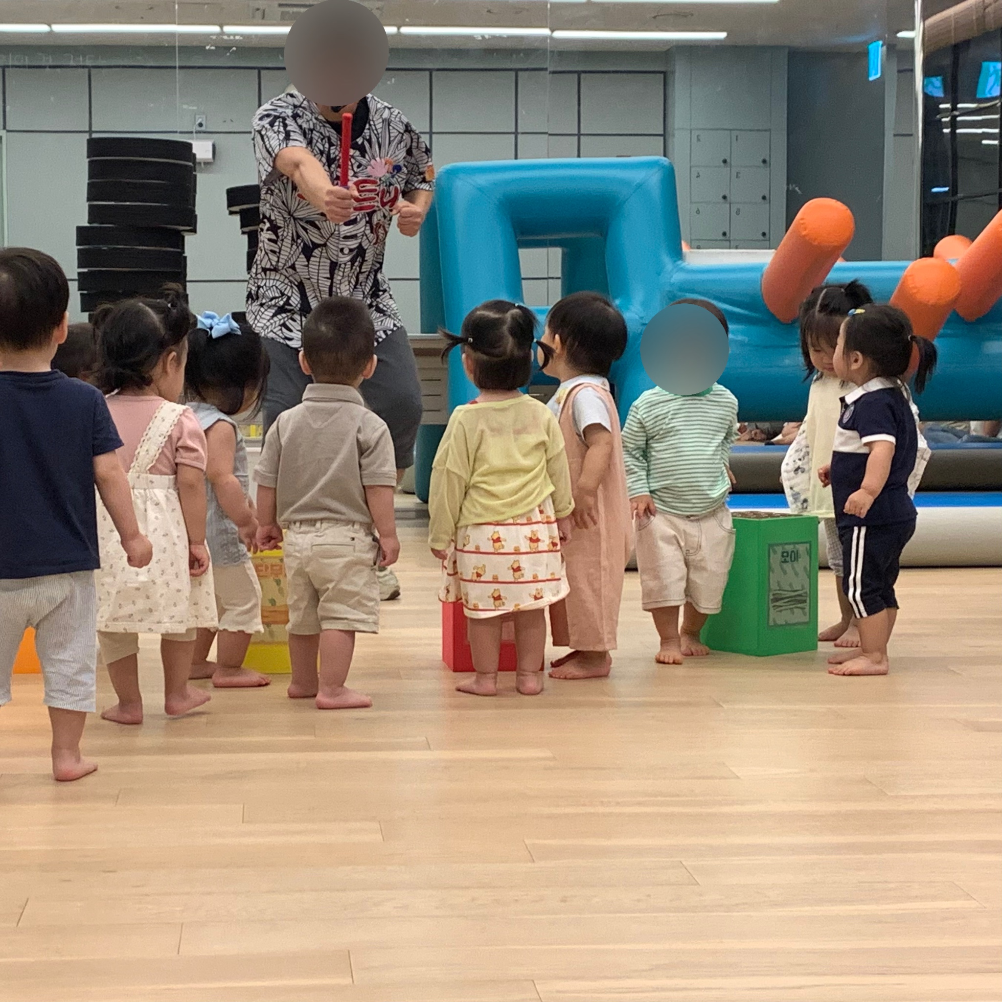 트니트니에서 선생님 앞에서 대기하는 사진