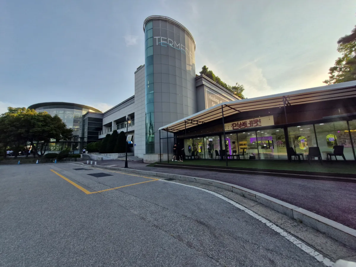 외관부터가-어마어마하게-큰-테르메덴-수영장