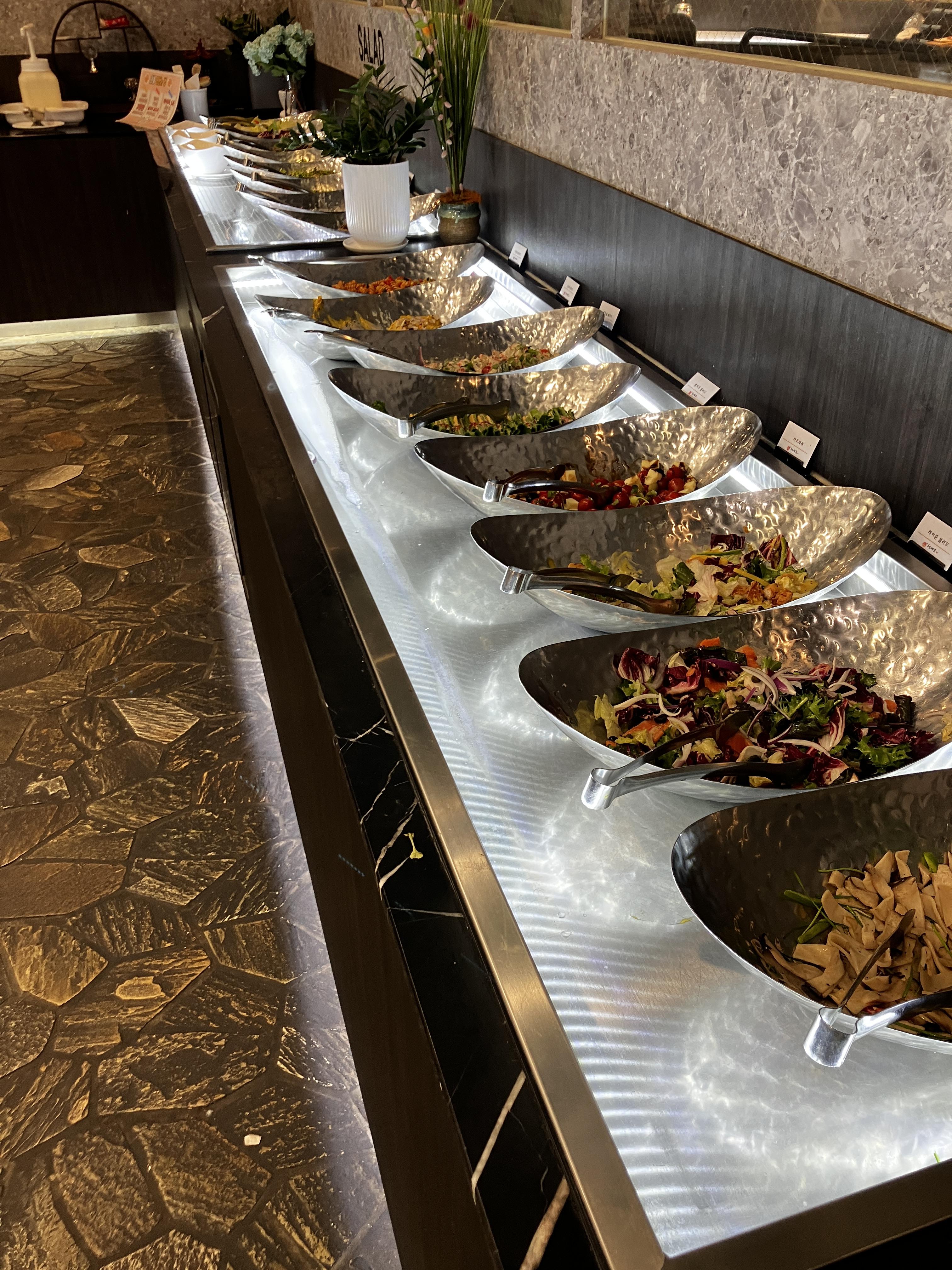 샐러드 라인과 튀김종류