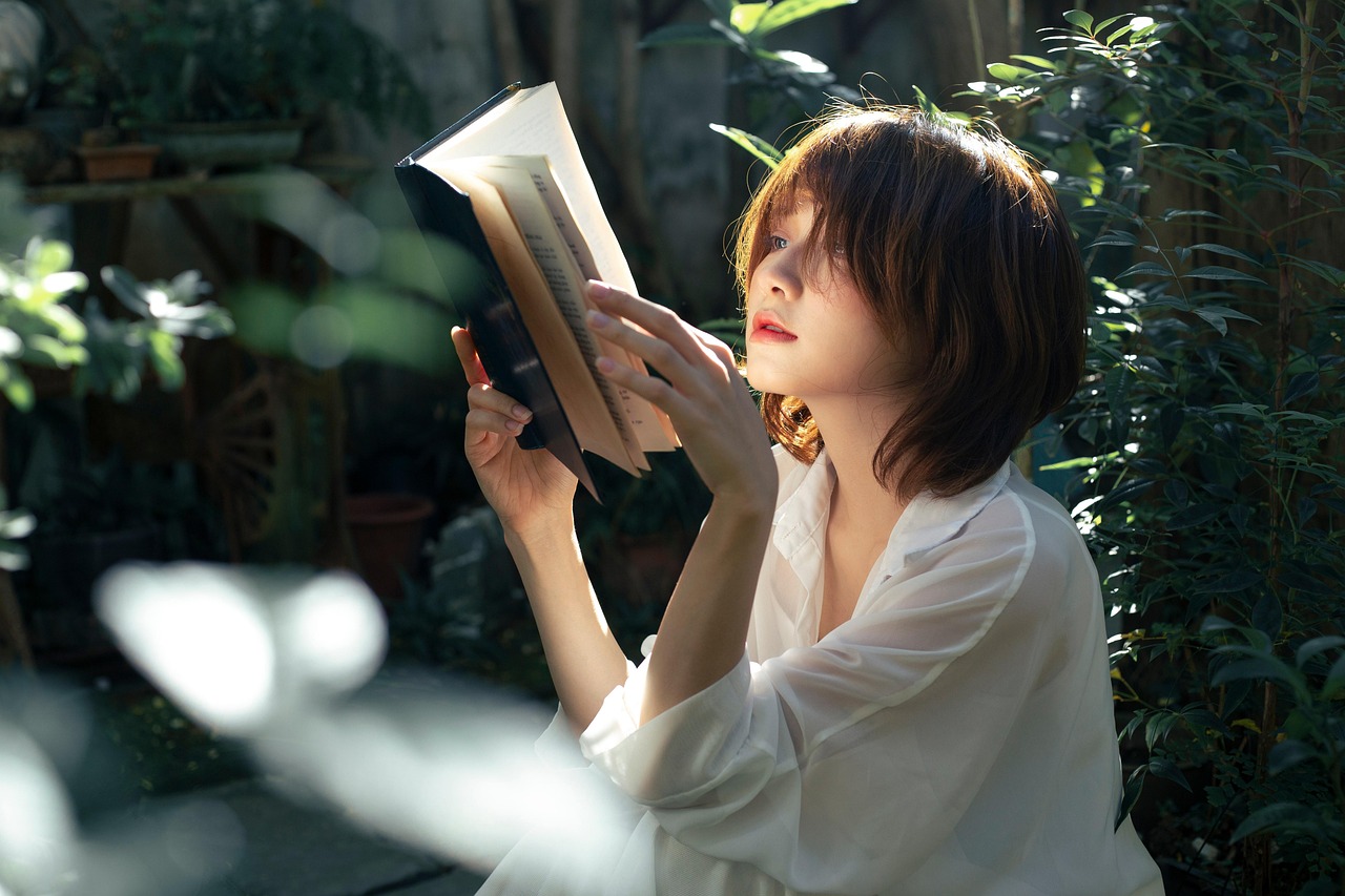 독서를 하고있는 여성의 모습