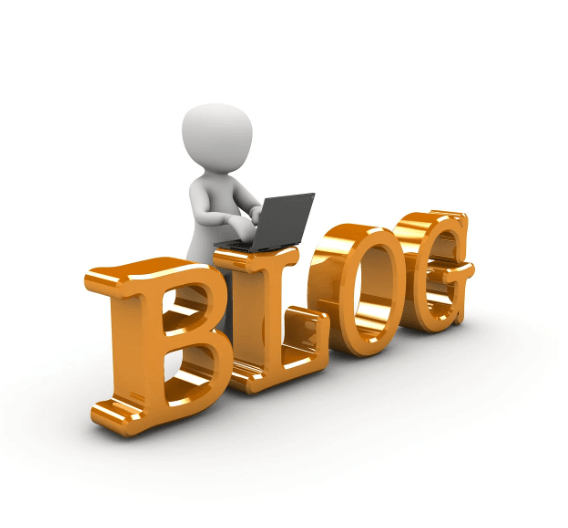 노트북으로 블로그 글을 작성하는 모습