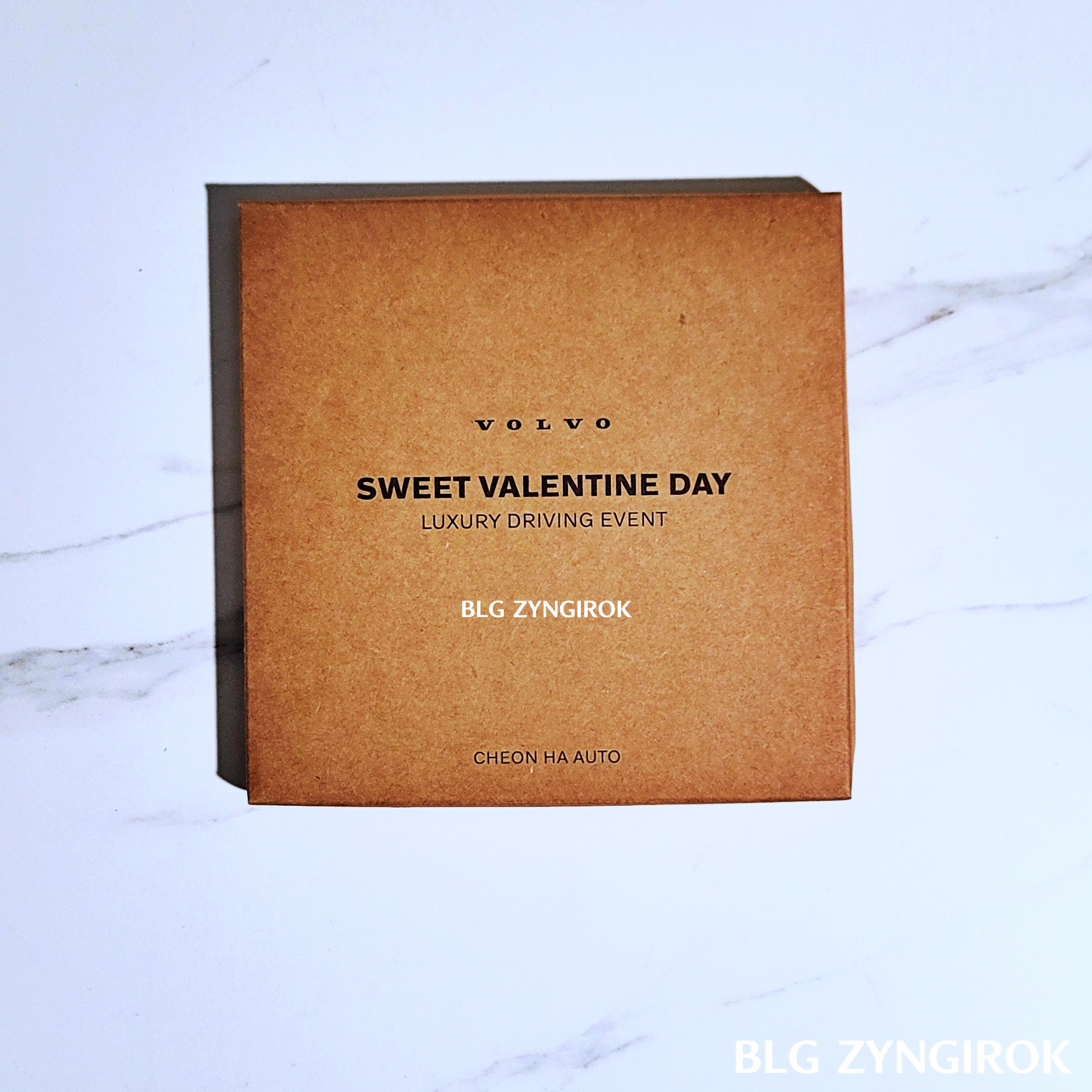 볼보에서 사은품으로 받은 초콜릿 상자이다. 상자는 크라프트지 재질이다.