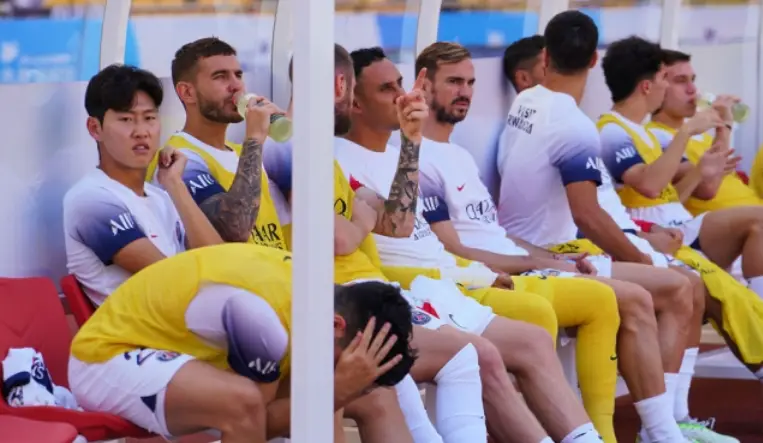 이강인-
붉은 벤치 흰색 유니폼을 입고 앉아있는 이강인과 동료선수들