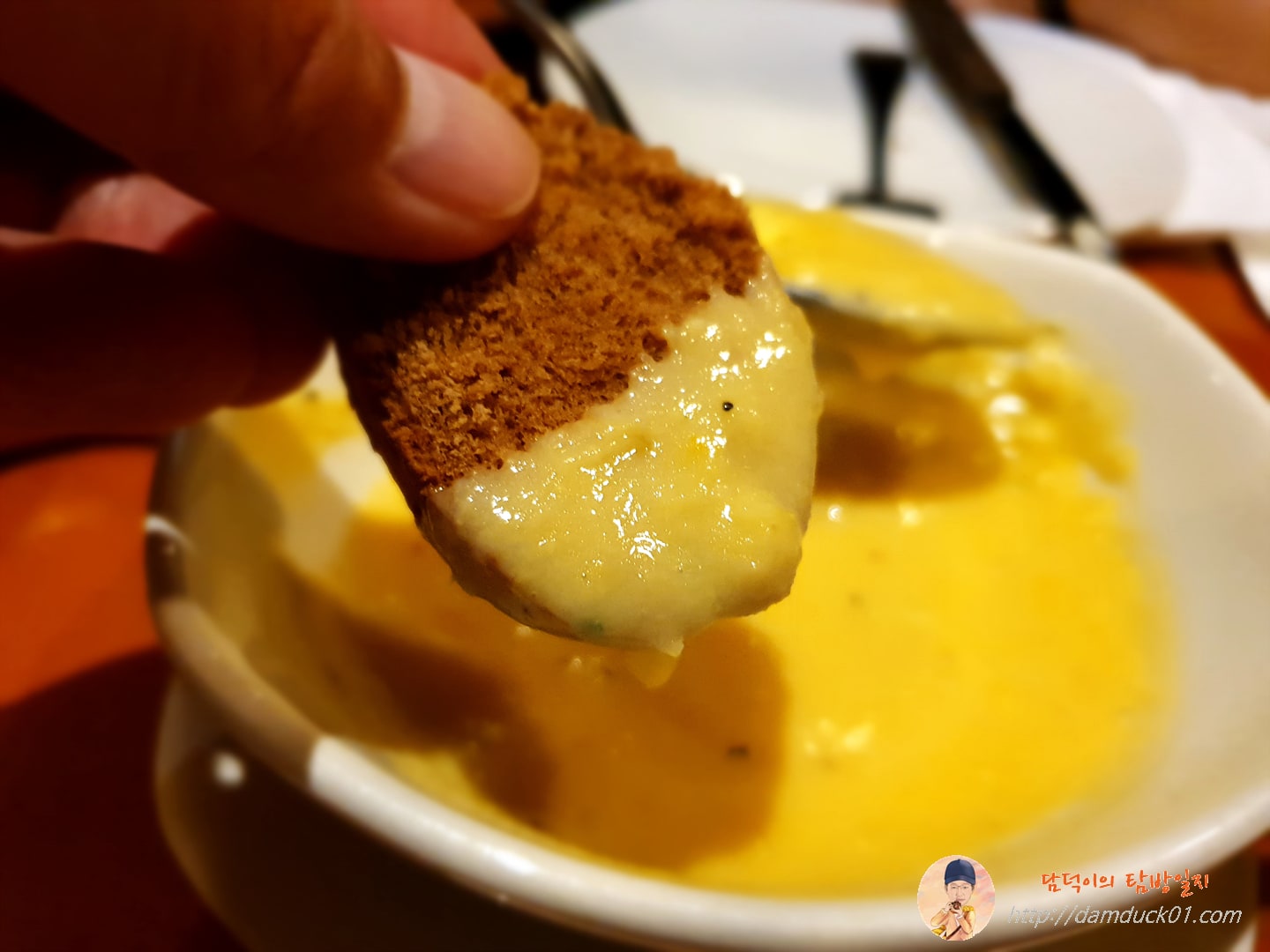 부시(맨) 브레드를 수프에 콕 찍어서