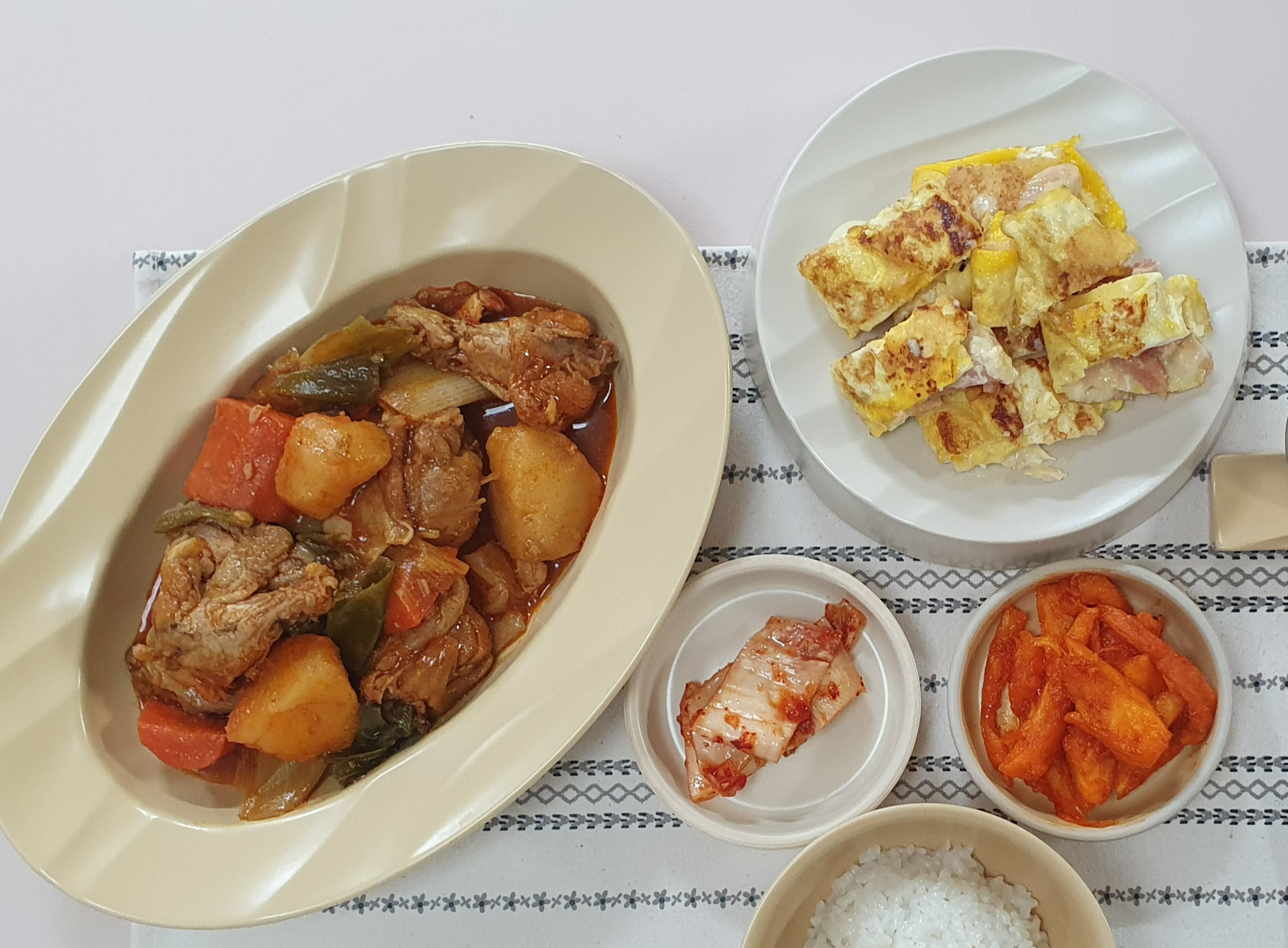 라고아-접시에-음식-담아둔-사진