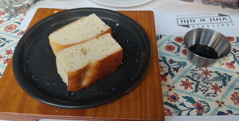 달궈진 팬에 나오는 식전 빵과 소스