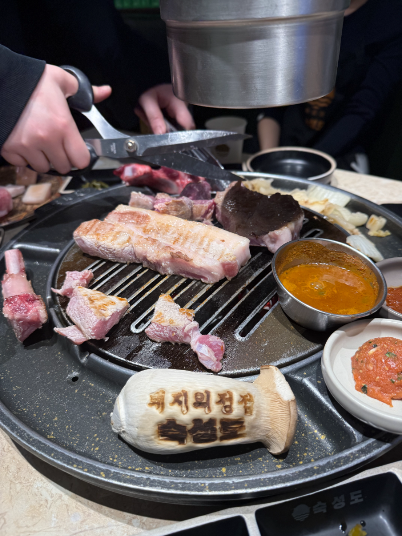 숙성도 직원이 고기 구워주는 모습
