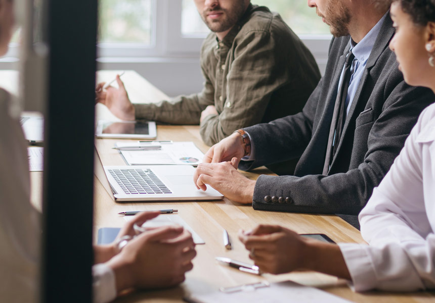 오라클 CEO 교체를 상징하는 기업 경영진 회의 장면