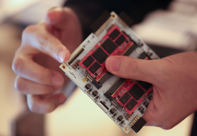 지난달 20일 서울 중구 웨스틴조선호텔에서 열린 'K-온디바이스 AI반도체 협력포럼'에 AI 반도체가 전시돼 있다.