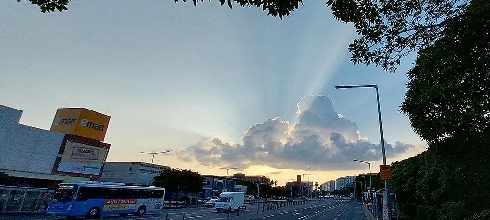 구름 뒤 유앱이 빛을 뿜뿜 뿜어내는 듯한 하늘 광채