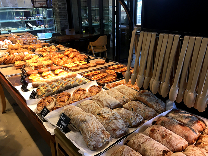 채점석-베이커리-내부-빵