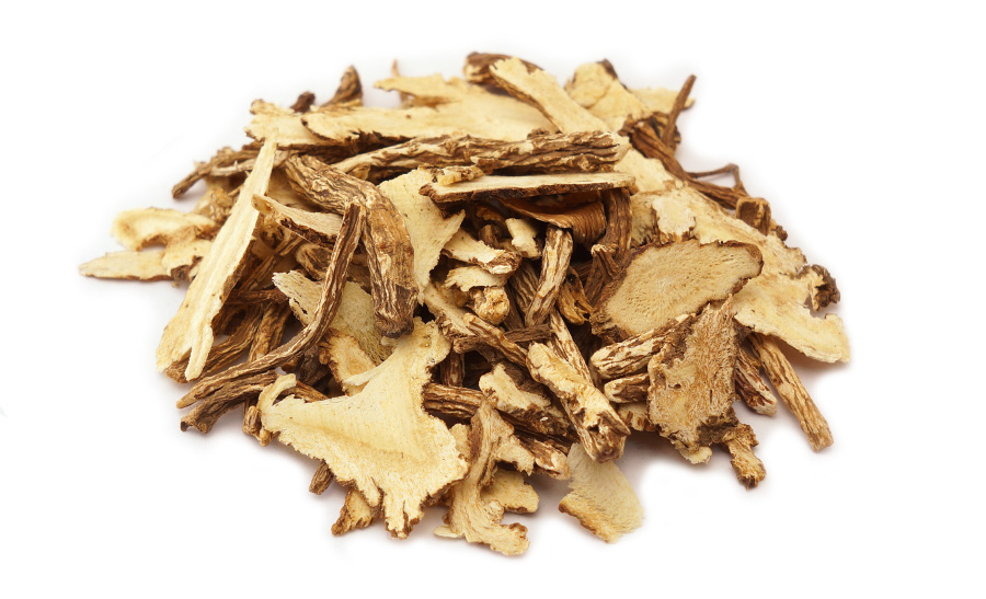 야생에서 채취를 한 당귀나무의 뿌리를 깨끗하게 세척을 한 후에 편으로 썰어 놓은 것을 하얀 바닥 위에 수북하게 쌓아두고 찍은 사진