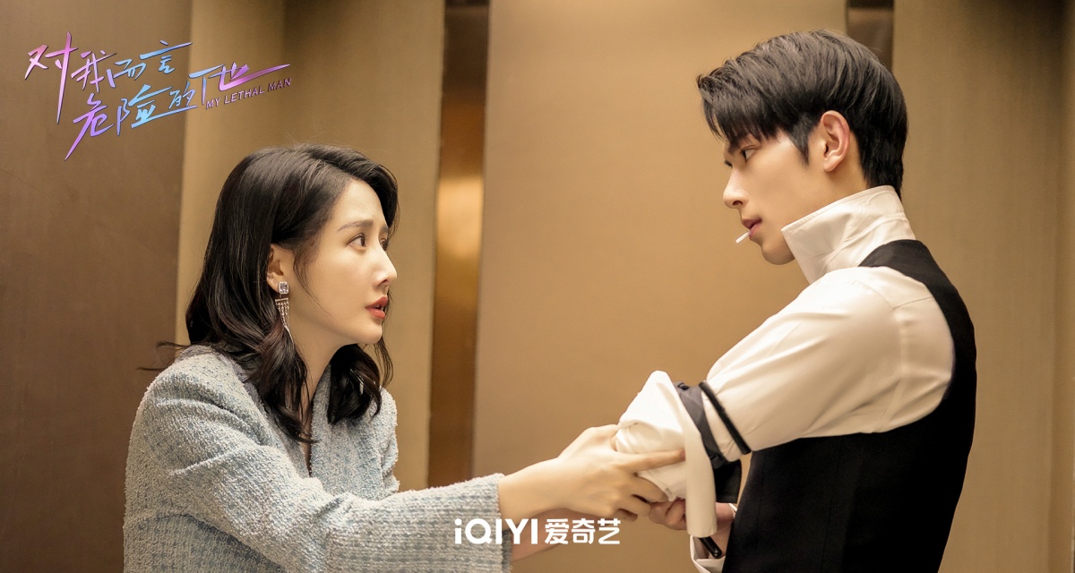 대아이언위험적타-번치흔과 이묵지-남자주인공이 팔 걷어올리고 여자 주인공이 보는 장면