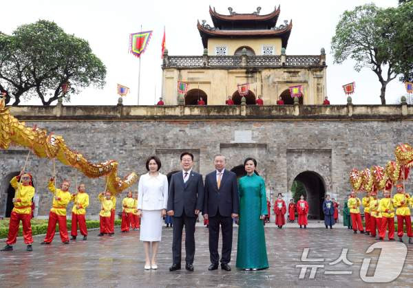 이 대통령 탕롱황성 친교 행사와 태극기 패션 외교의 핵심 정리: 베트남 순방 마무리