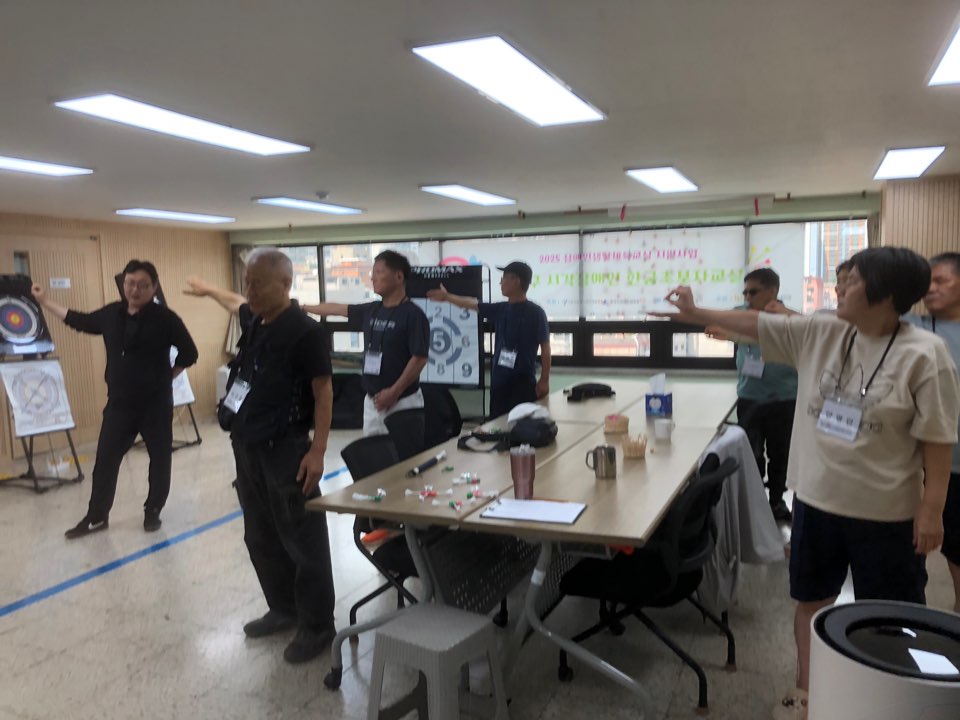 수강생들이 한궁 기본 자세를 연습하고있다