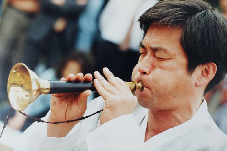 무대에서 열창하는 소리꾼 장사익의 공연 모습